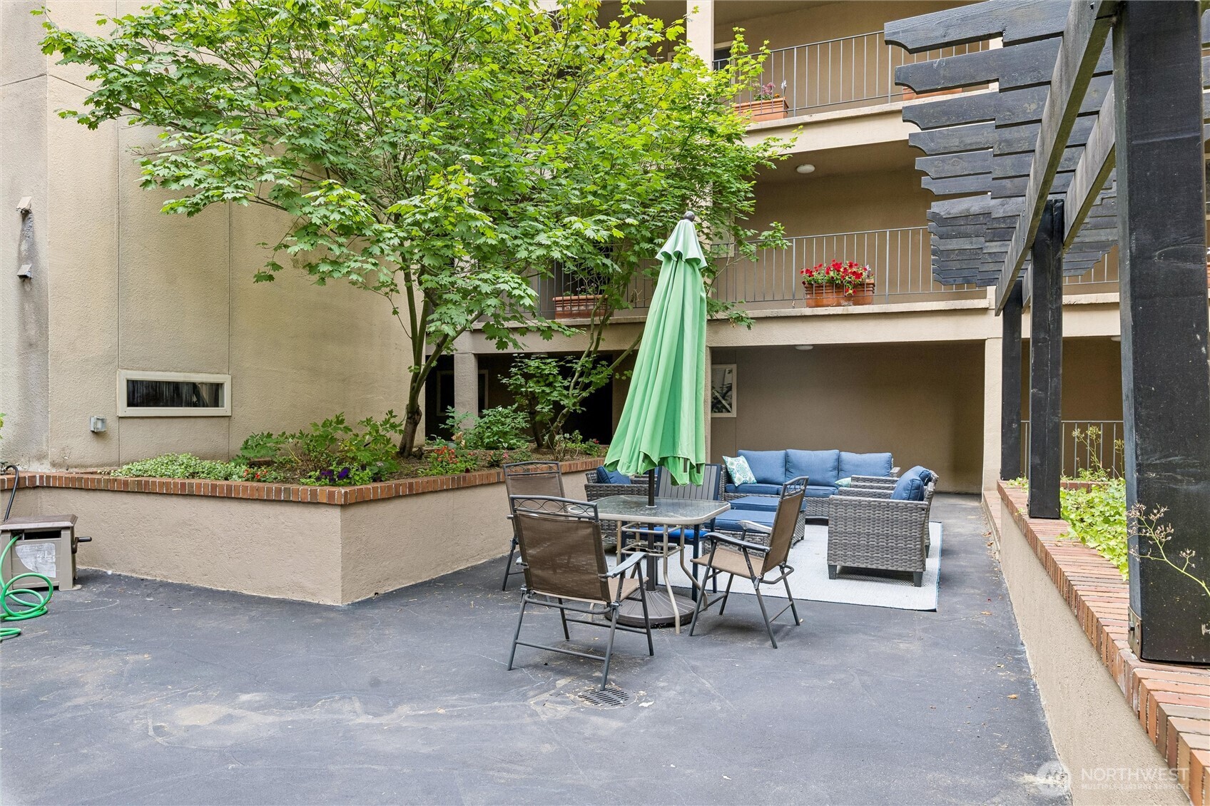 511 E Roy St 213 Property Photo 5