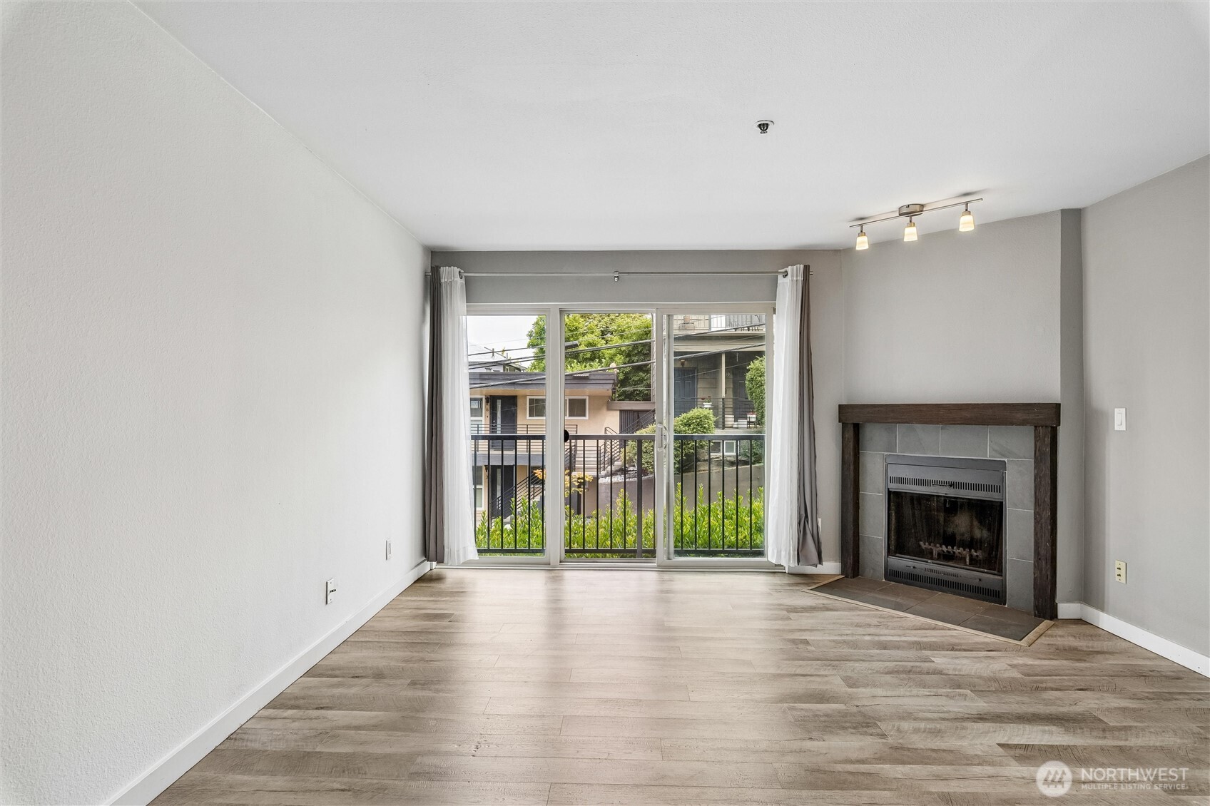 511 E Roy St 213 Property Photo 17