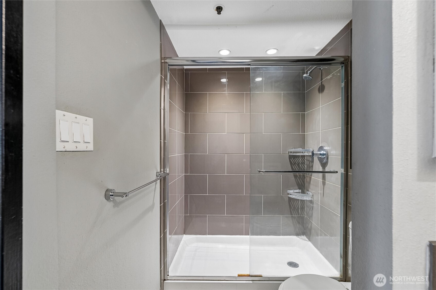 511 E Roy St 213 Property Photo 23