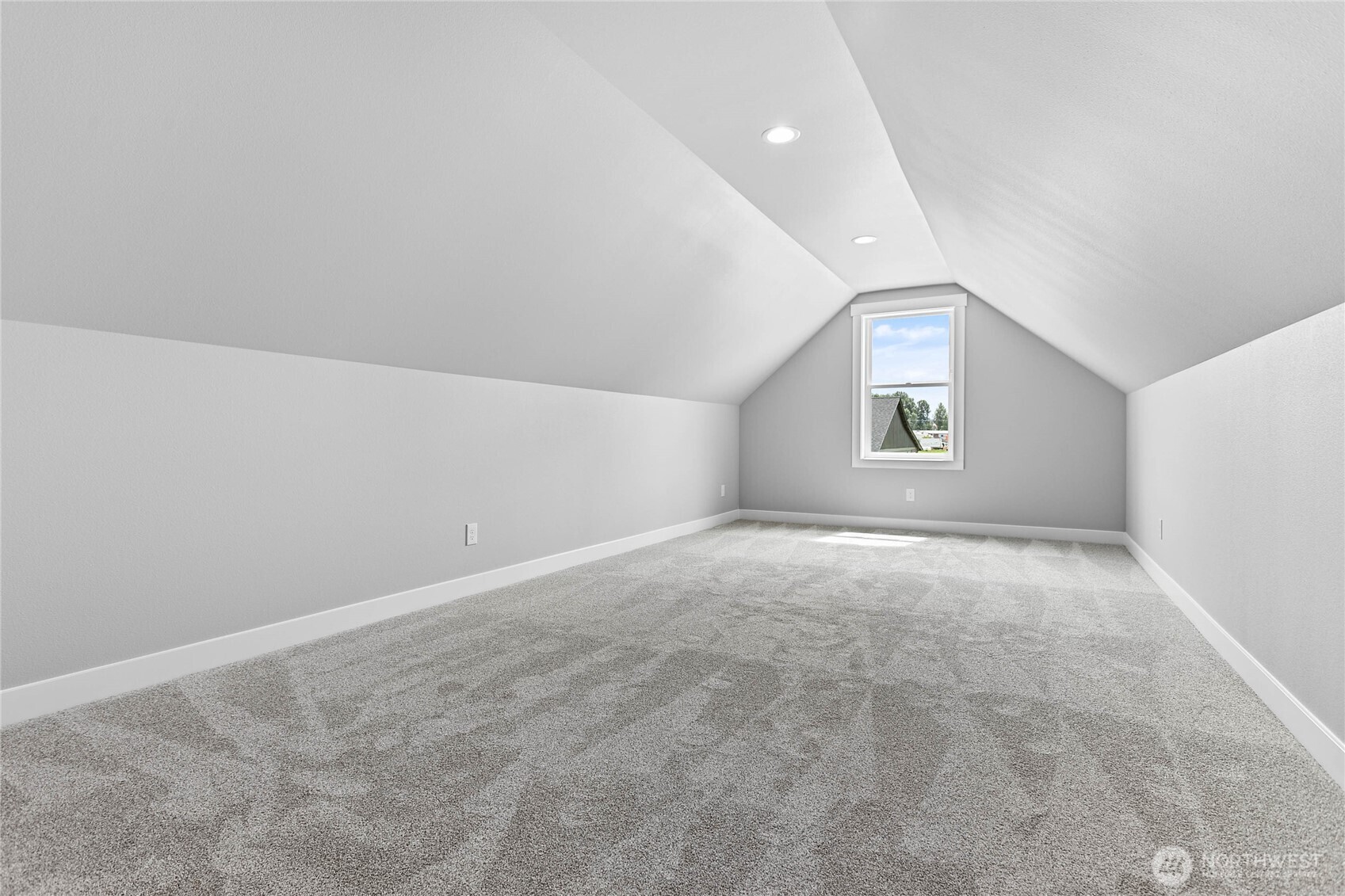 320 W 3rd Street Property Photo 27