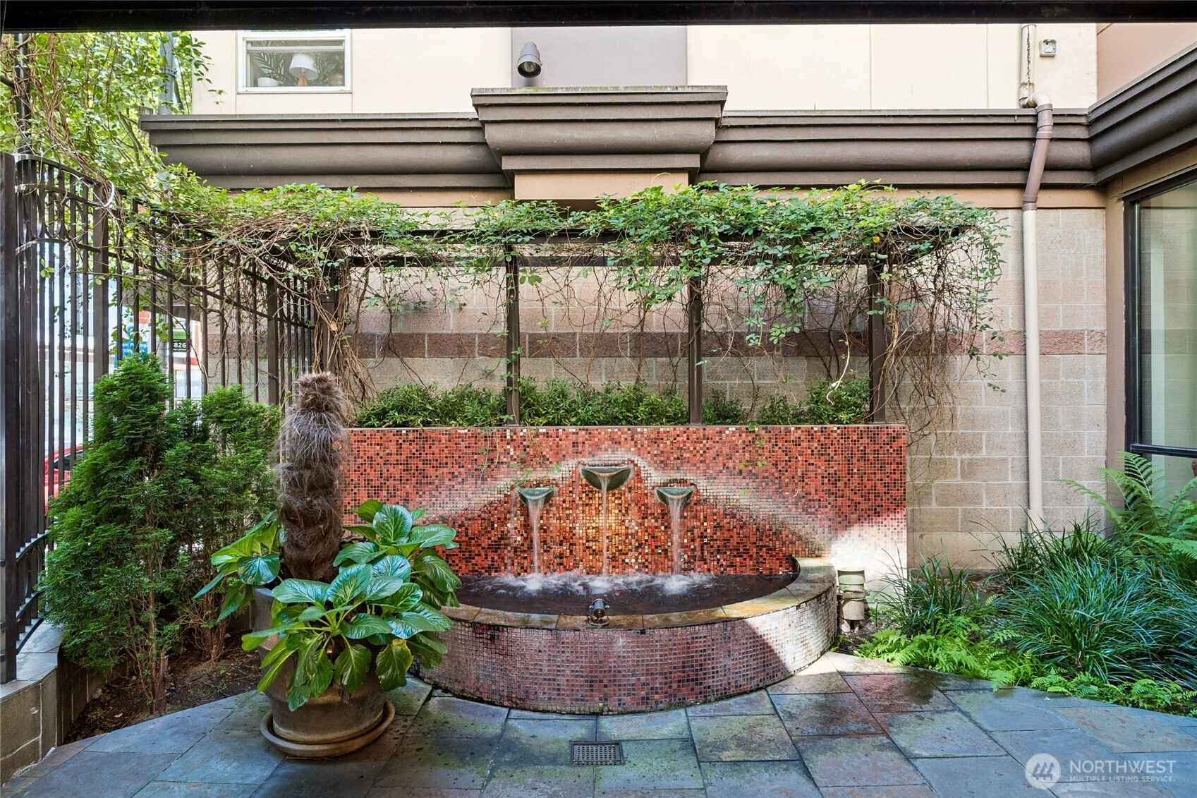 323 Queen Anne Avenue 711 Property Photo 2