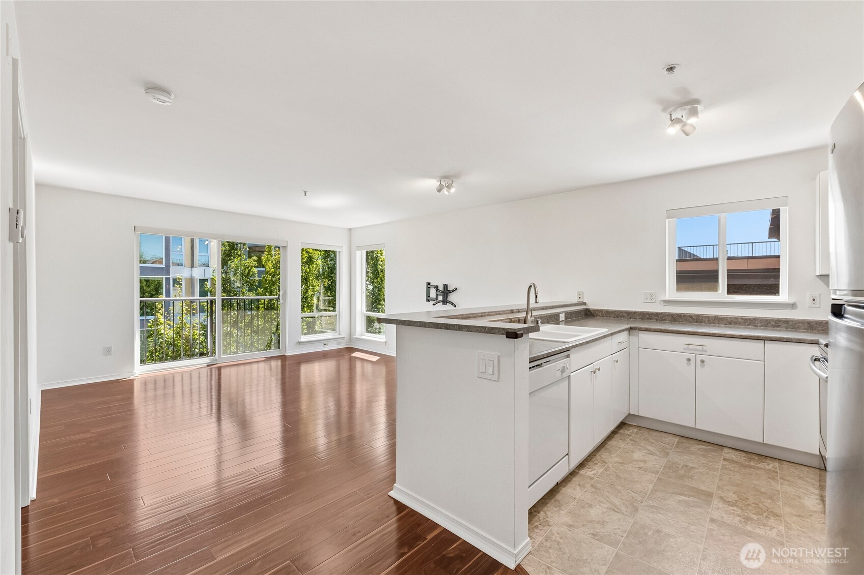 323 Queen Anne Avenue 711 Property Photo 6