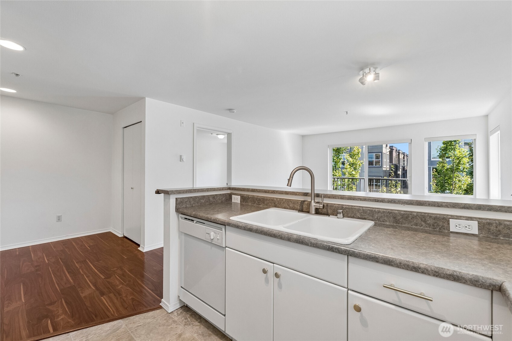 323 Queen Anne Avenue 711 Property Photo 7