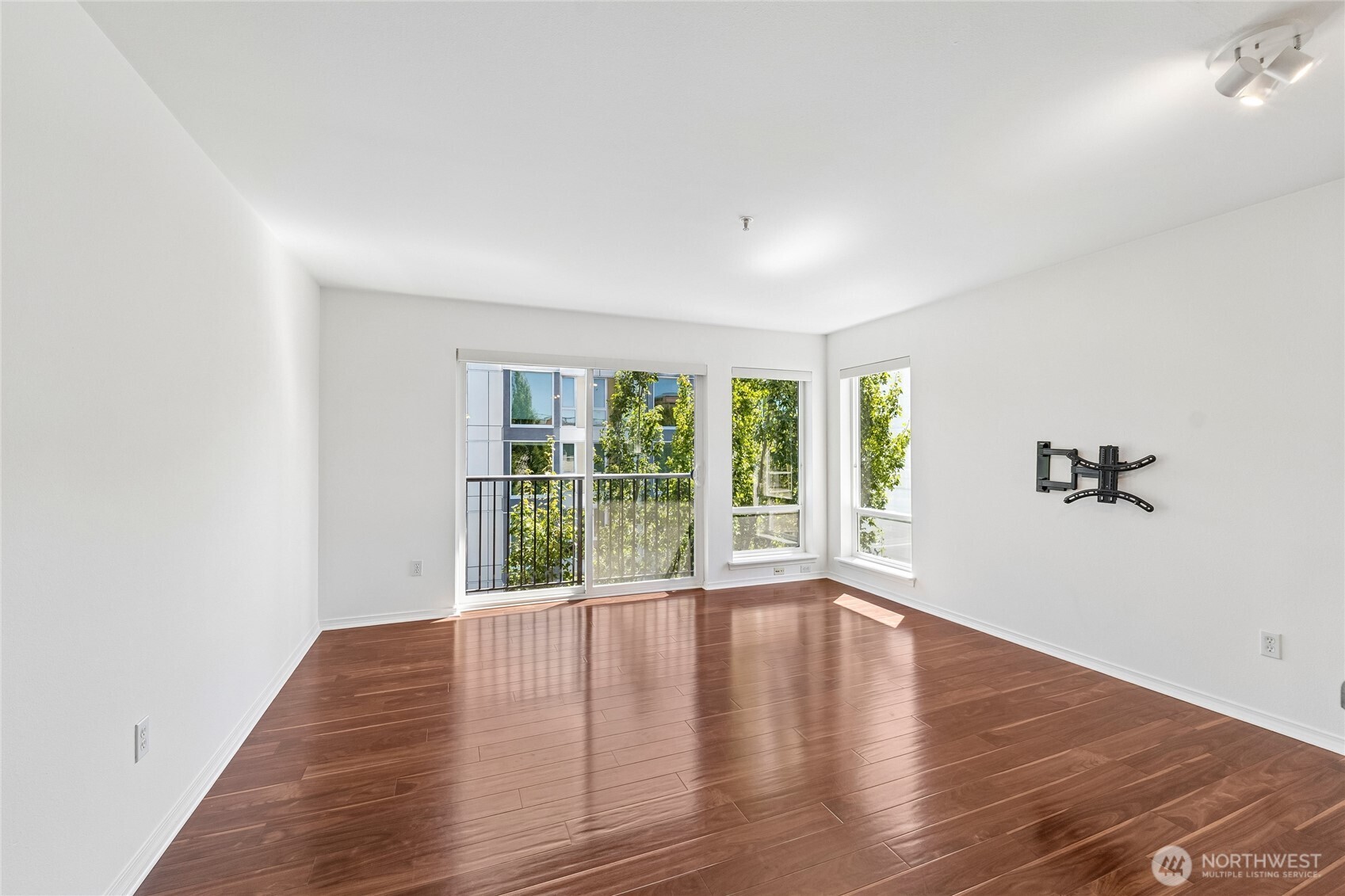 323 Queen Anne Avenue 711 Property Photo 9