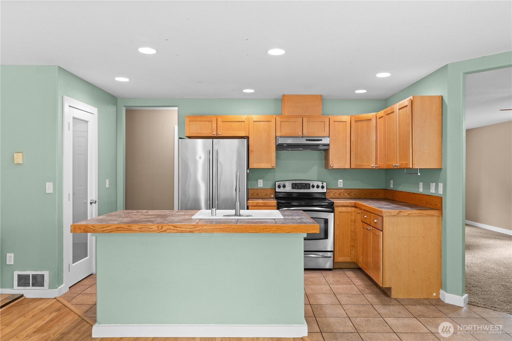16033 Agate Street Property Photo 8