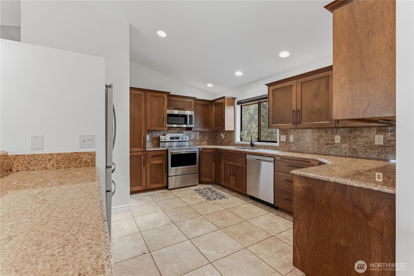 1690 Eastmont Avenue Property Photo 7