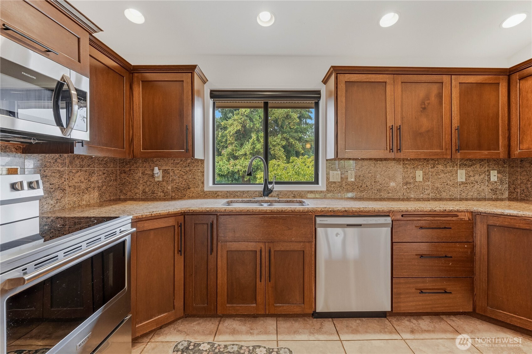 1690 Eastmont Avenue Property Photo 8