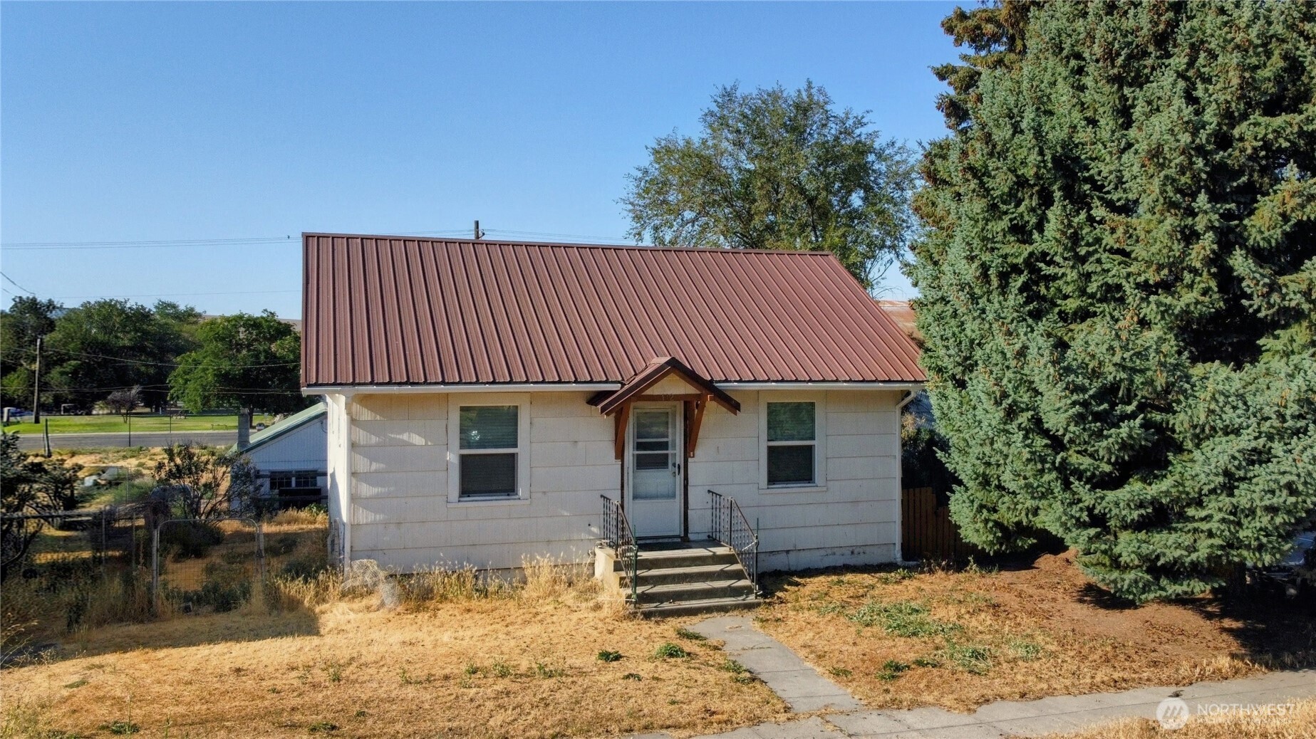 112 E Lind Street Property Photo 1
