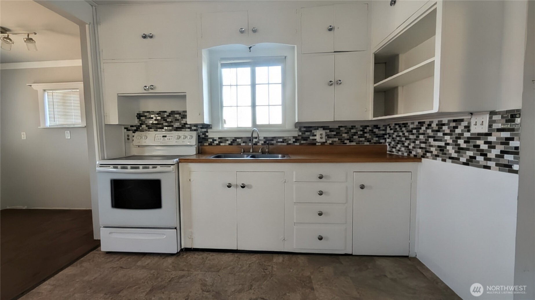 112 E Lind Street Property Photo 3