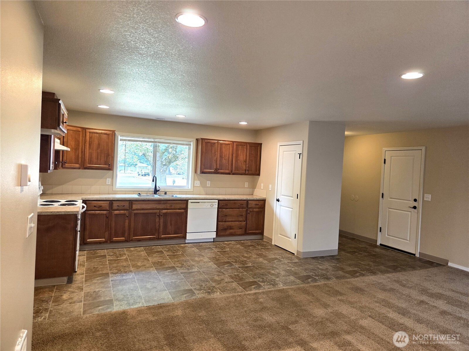 1113 Manzanita Way Property Photo 3