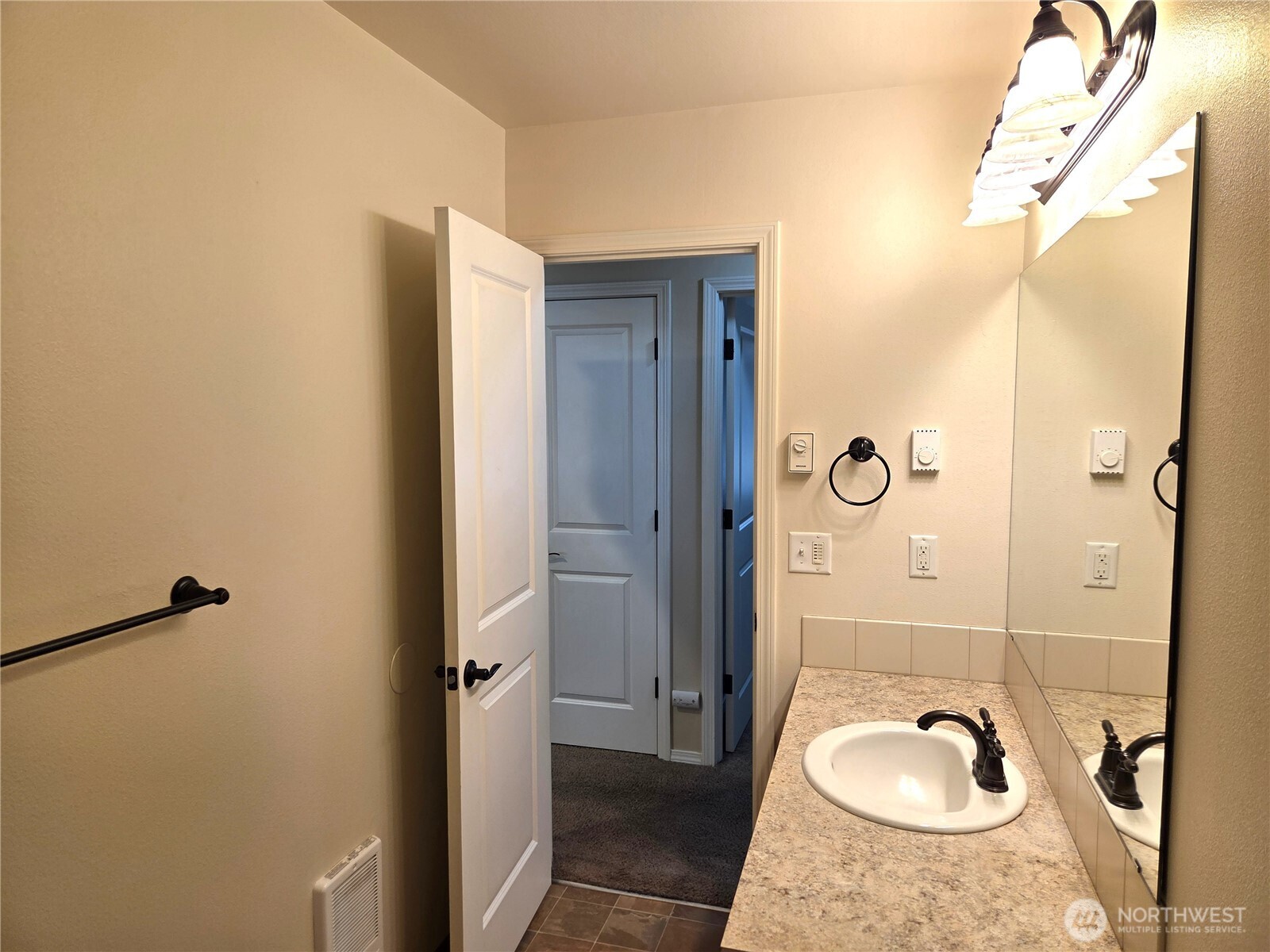 1113 Manzanita Way Property Photo 10