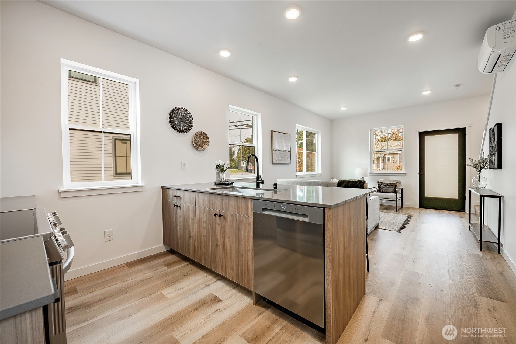 212 E Grover Street Property Photo 8