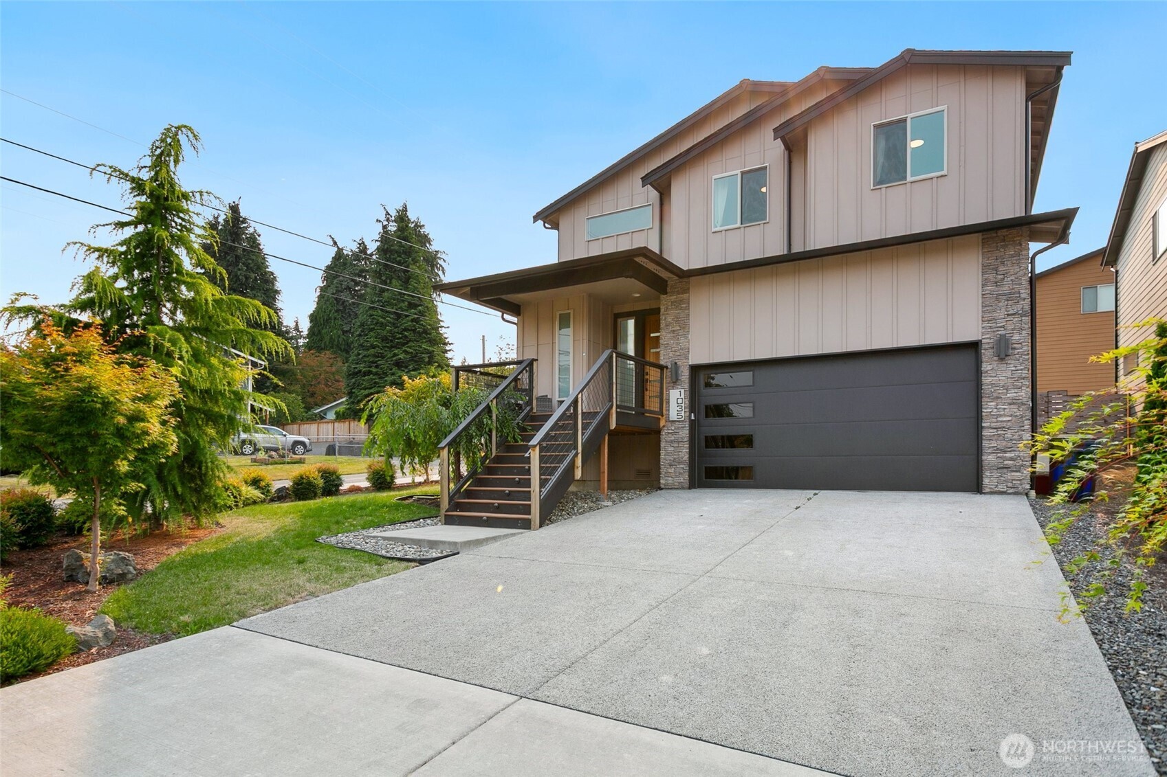 1035 51st Place Property Photo 2