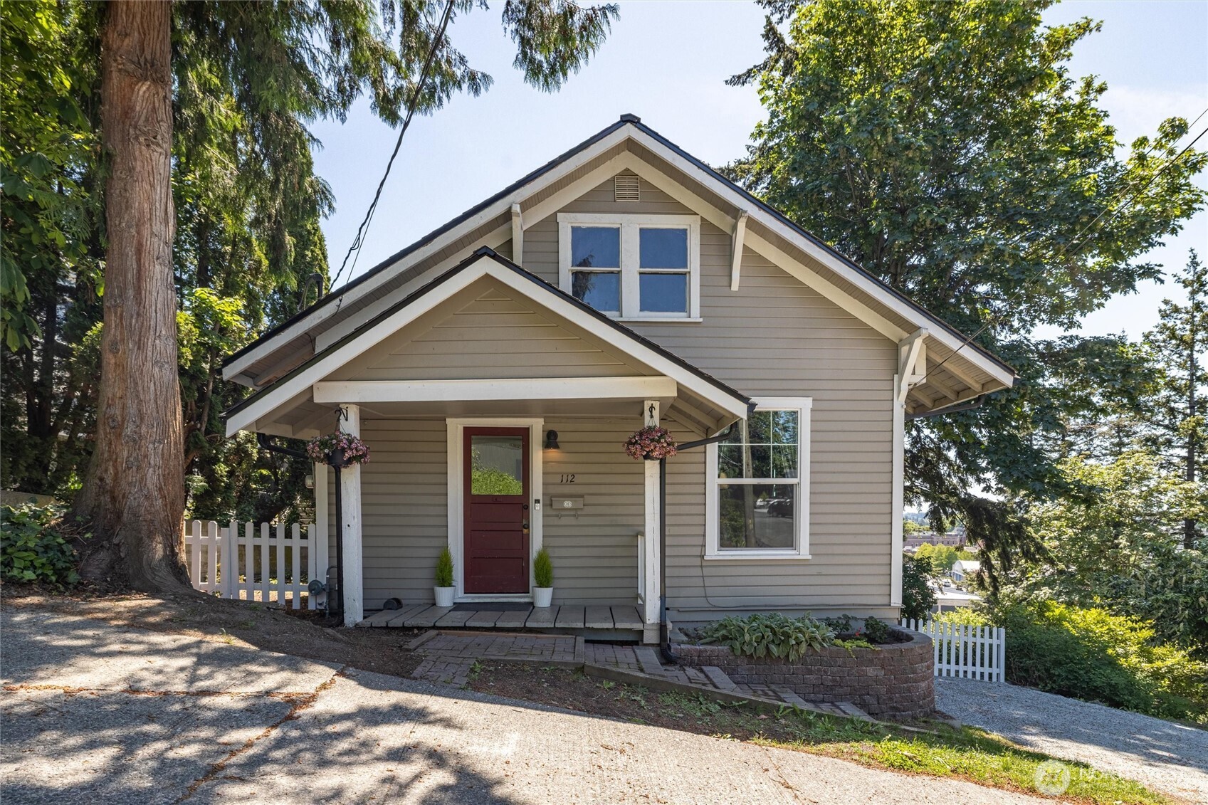 112 E Division Street Property Photo 3