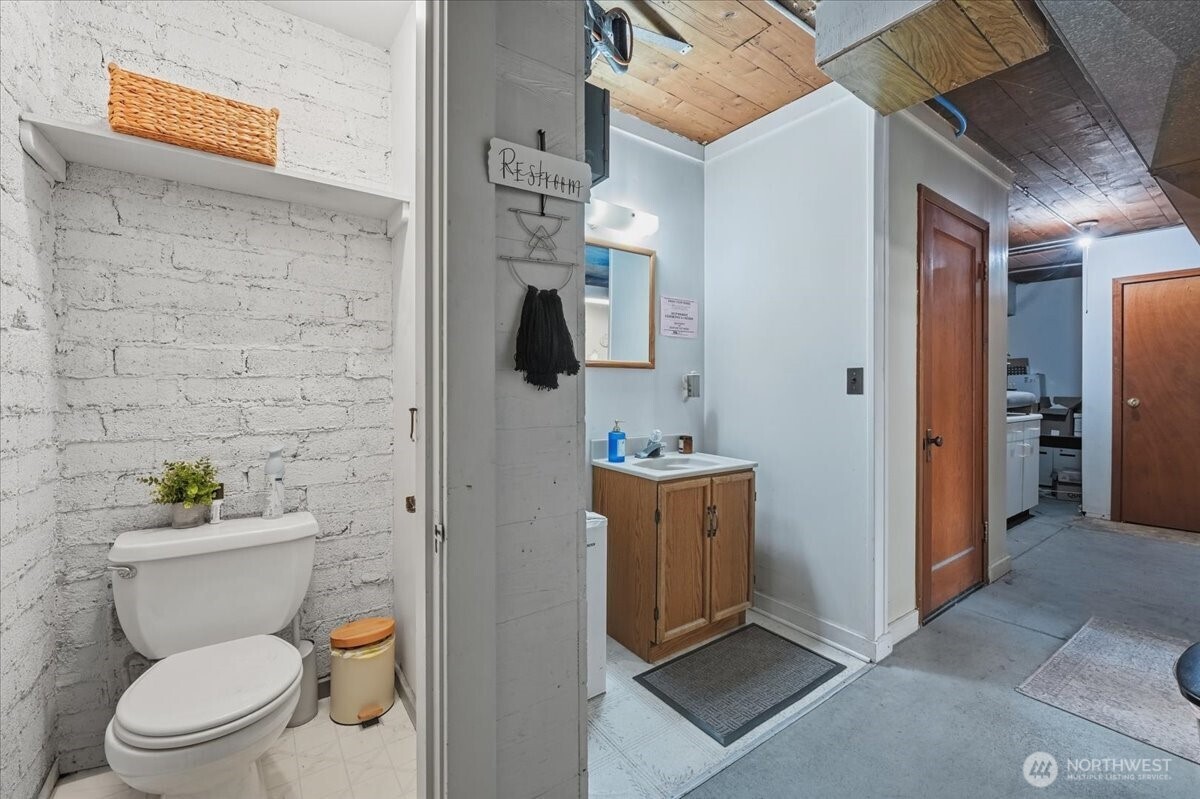 21 W 4th Avenue Property Photo 18