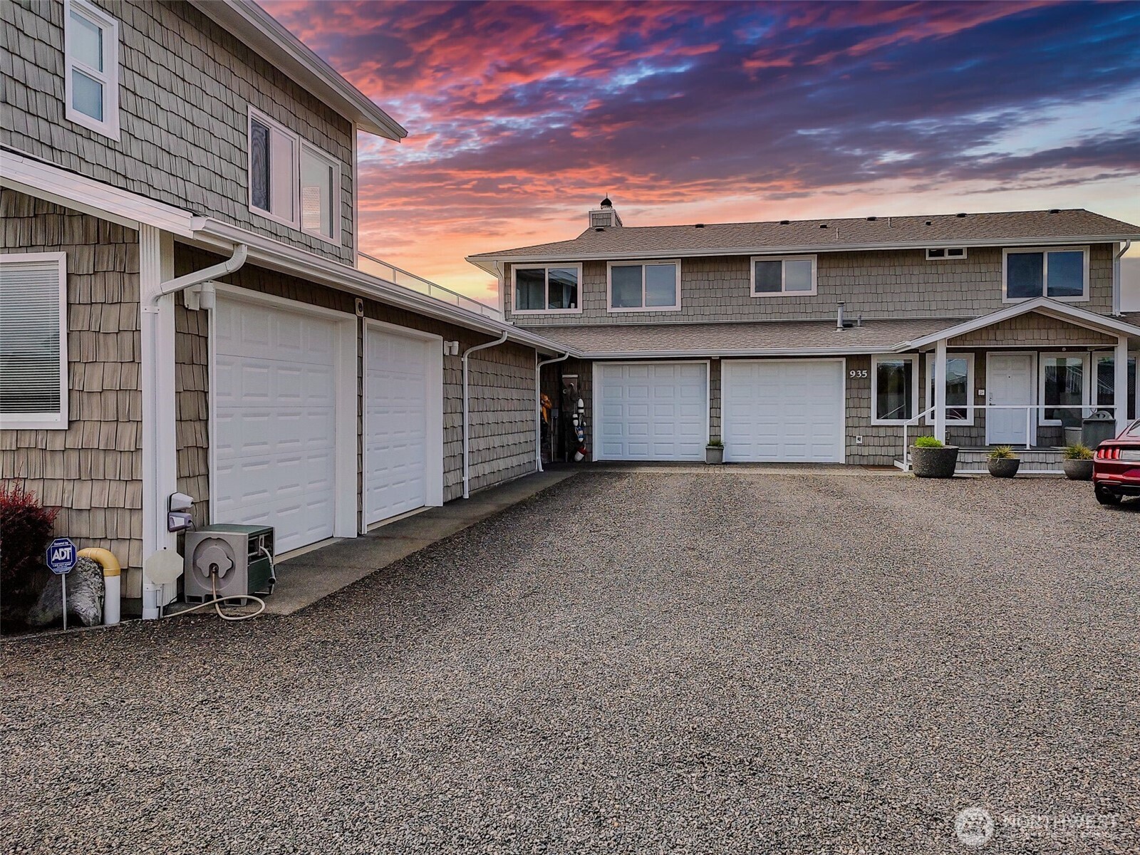 935 S Sand Dune Avenue Property Photo 5