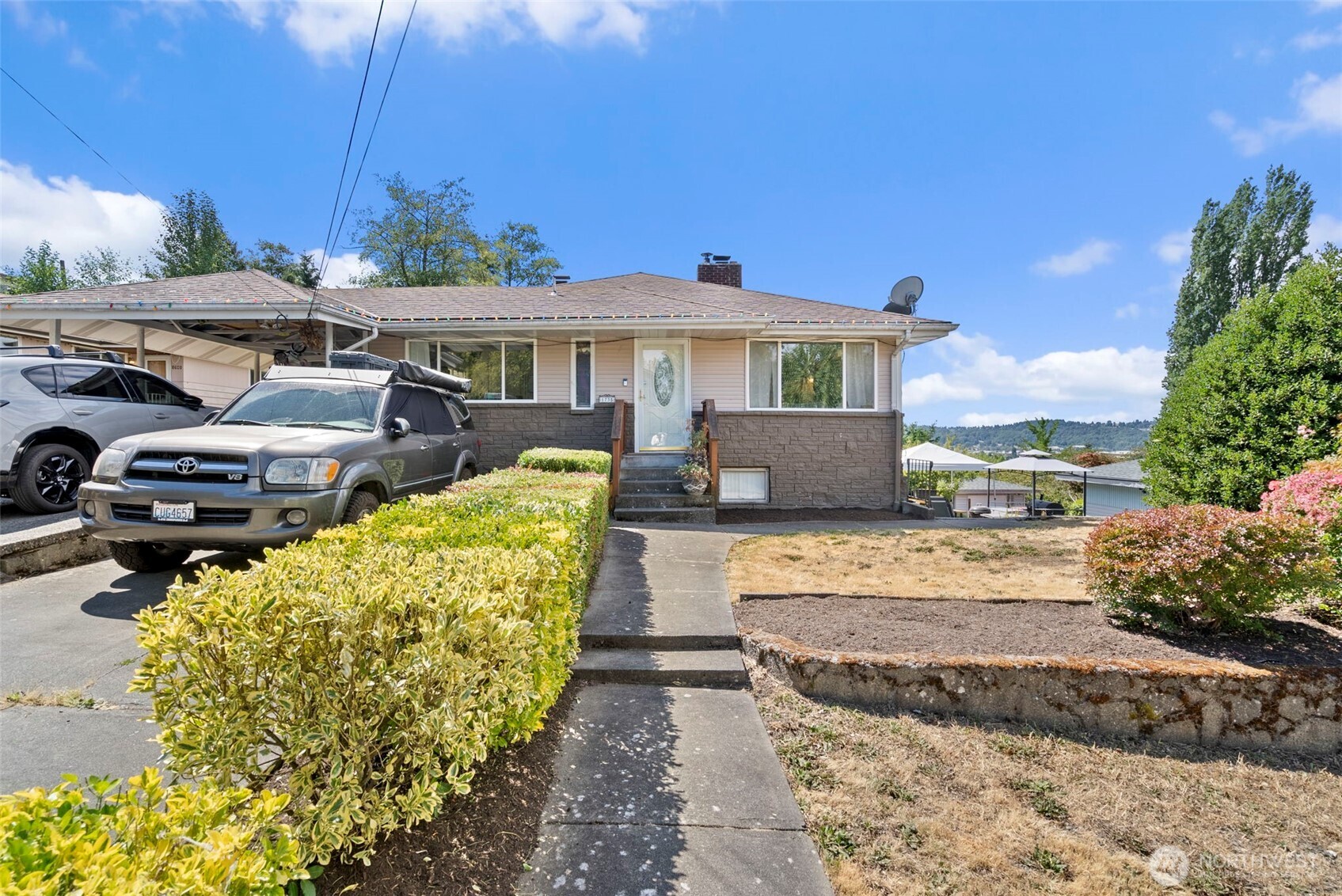 1735 S Pearl Street Property Photo 3