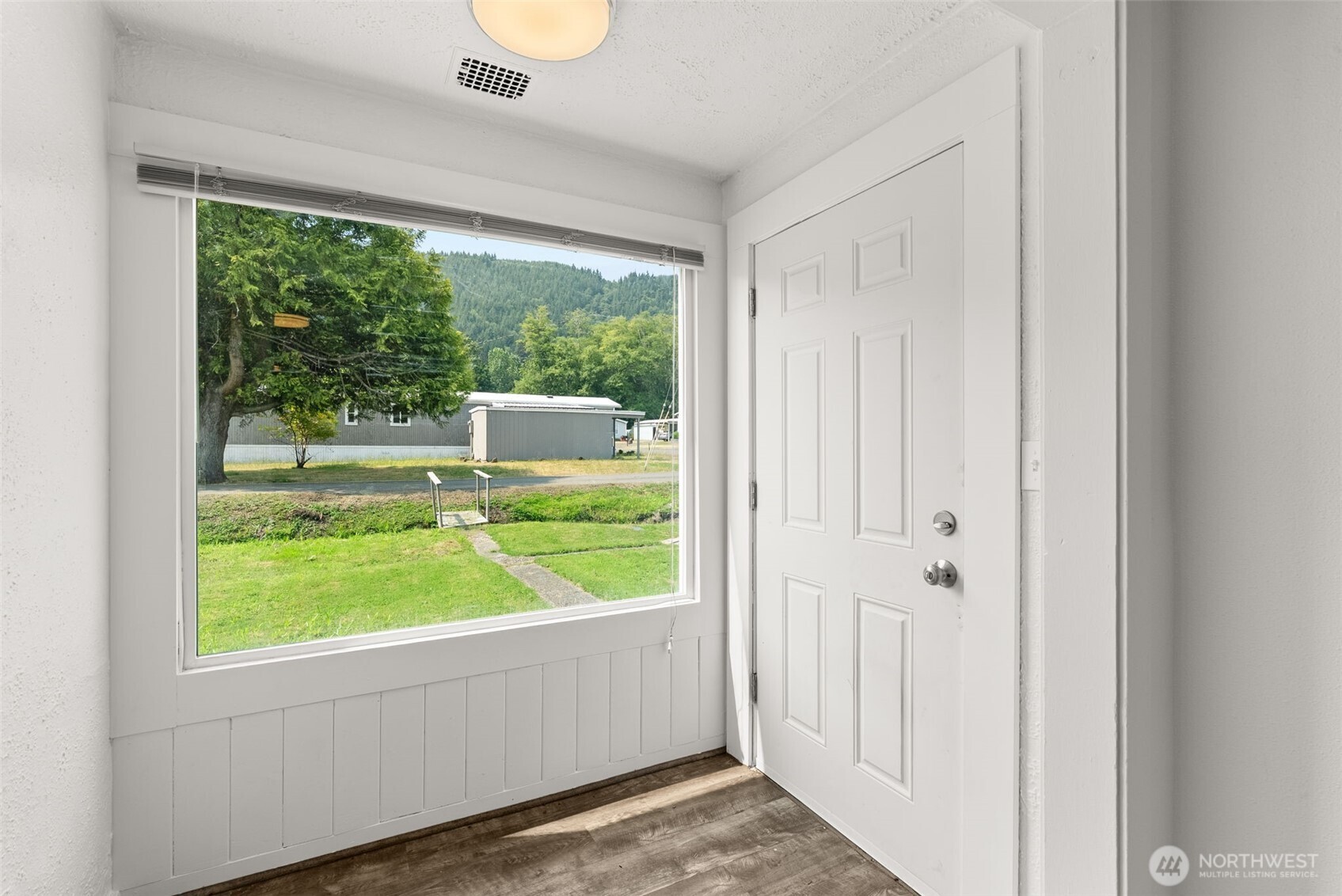 903 Howard Street Property Photo 4
