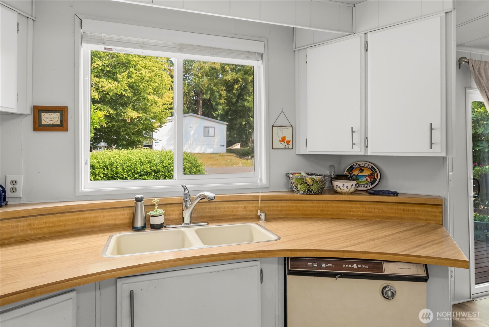 10029 Whitecap Drive Property Photo 8