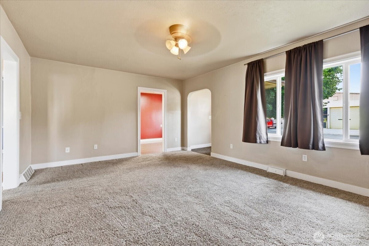 15 Nw Cole Property Photo 6