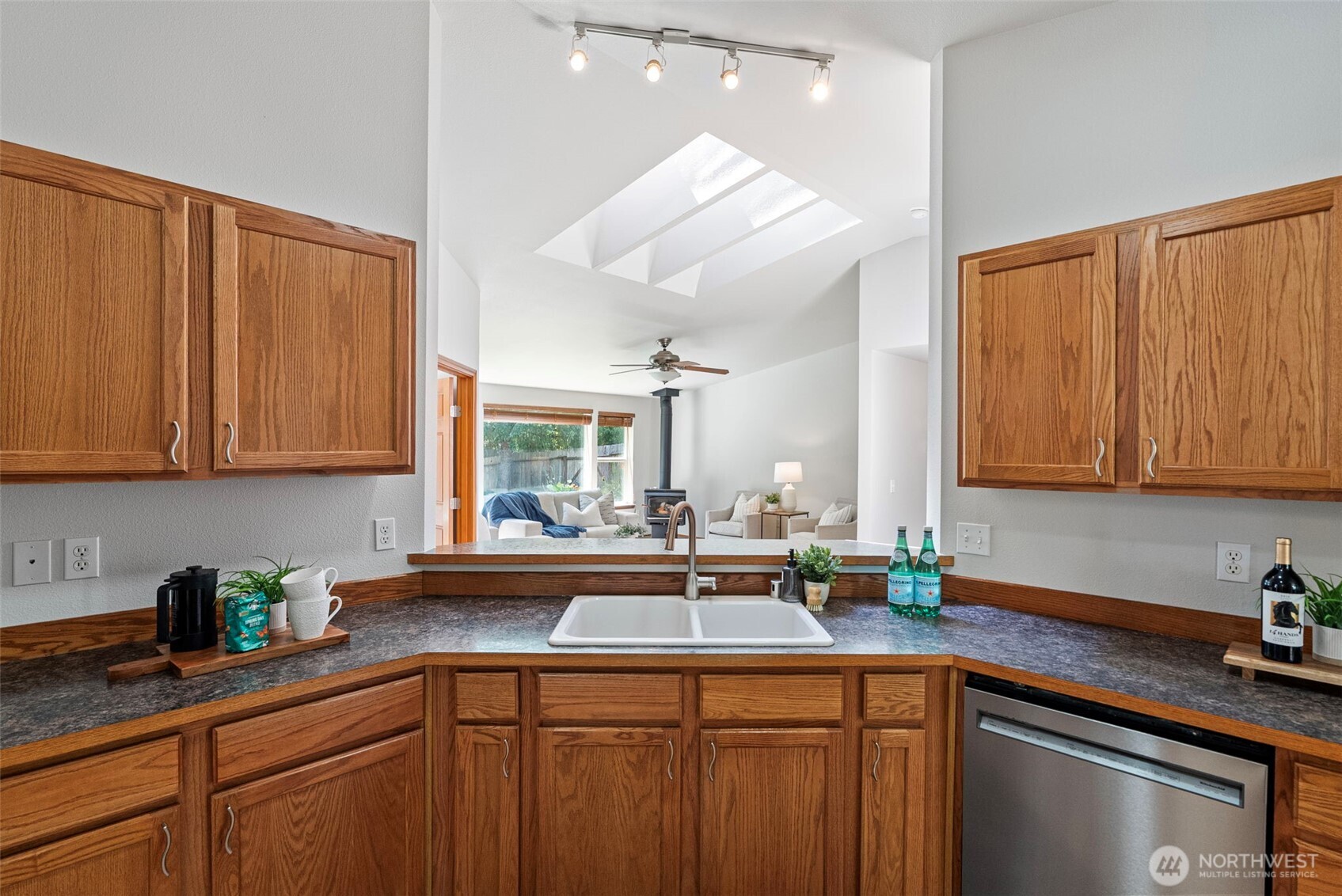 511 E Gills Cove Drive Property Photo 6