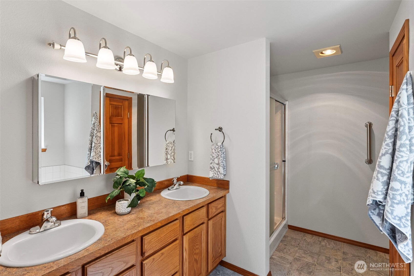 511 E Gills Cove Drive Property Photo 15