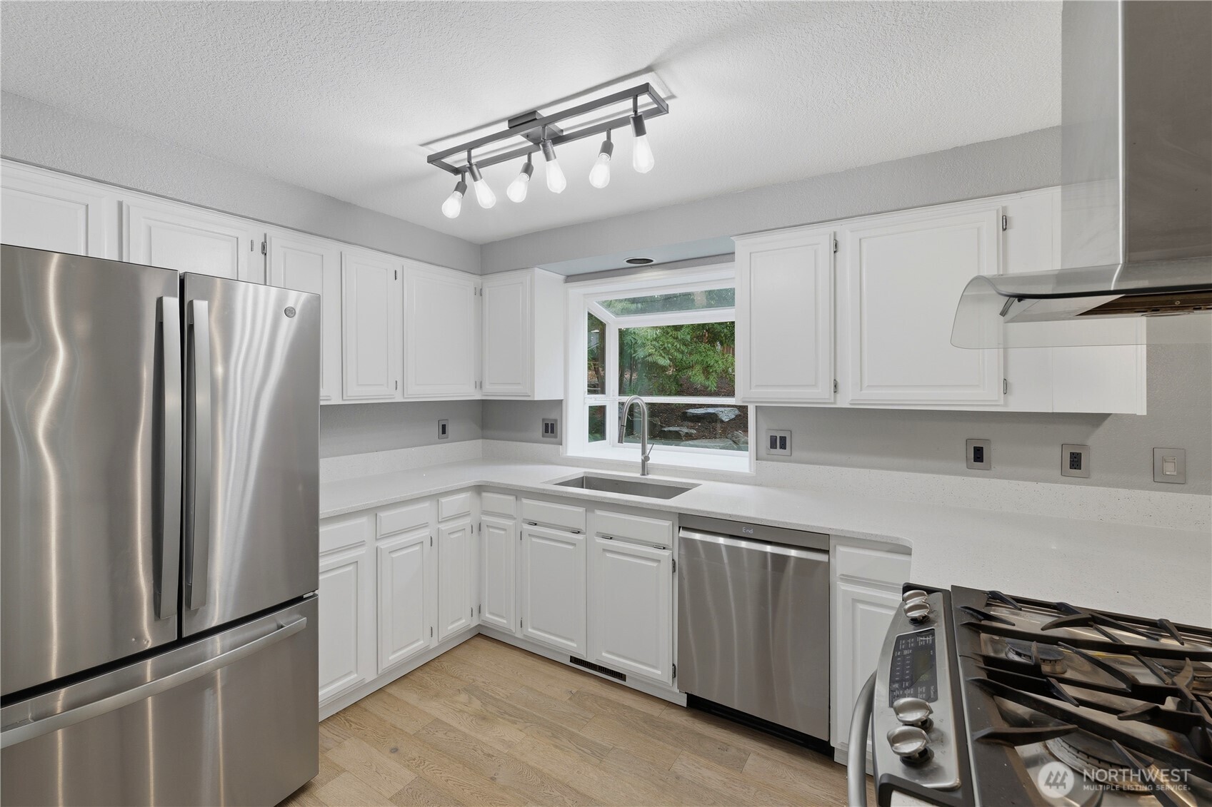 528 Seahawk Street Property Photo 5