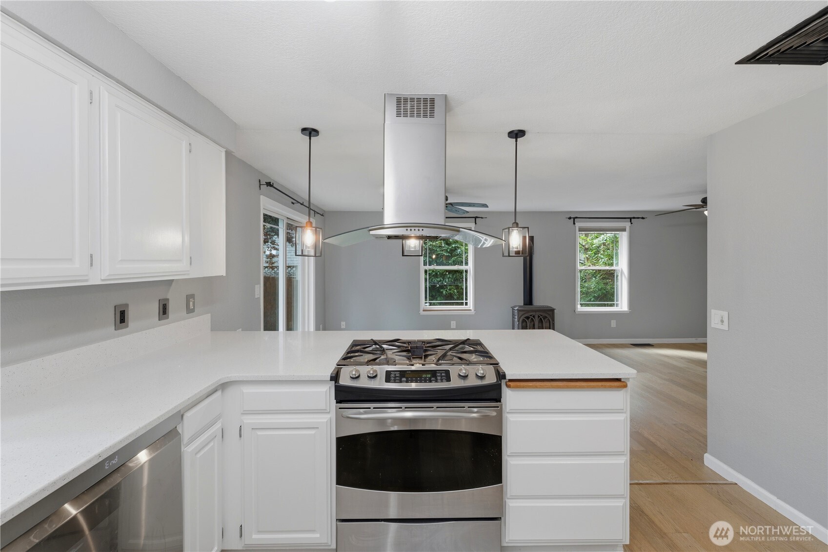 528 Seahawk Street Property Photo 6