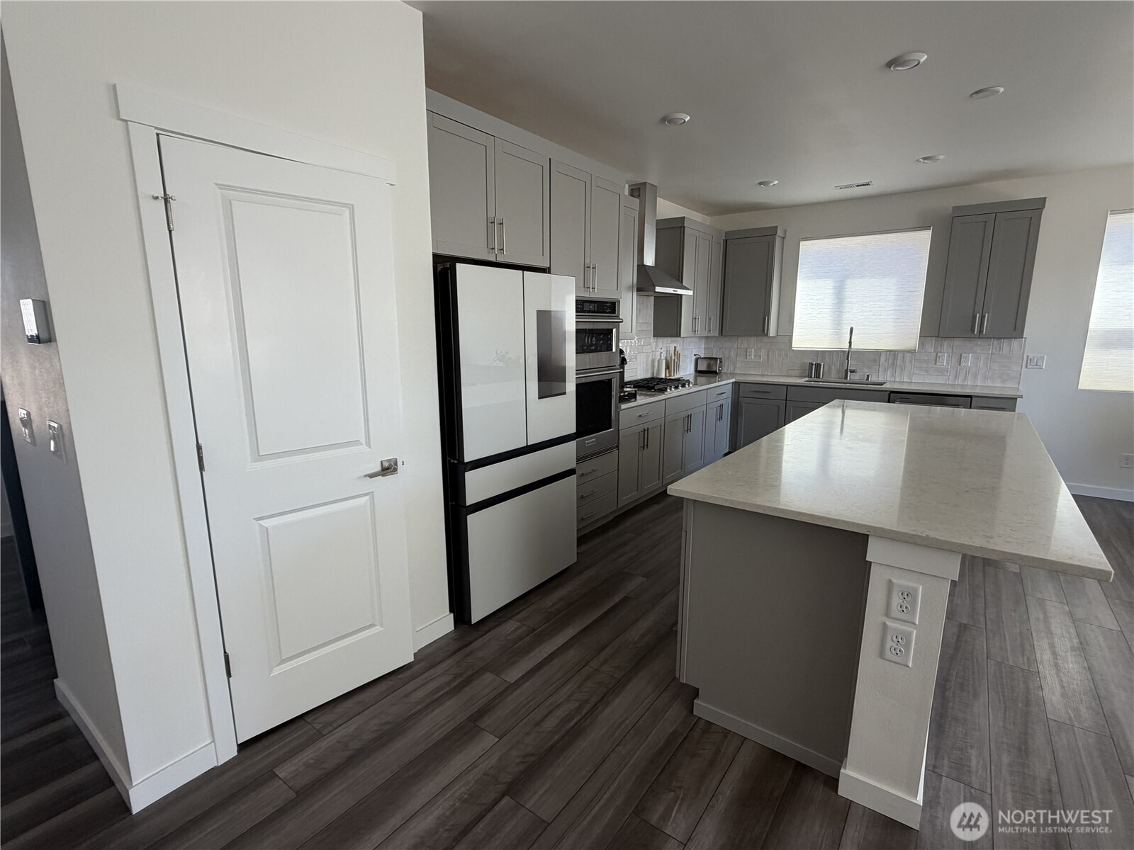 8912 48th Place Ne Property Photo 15
