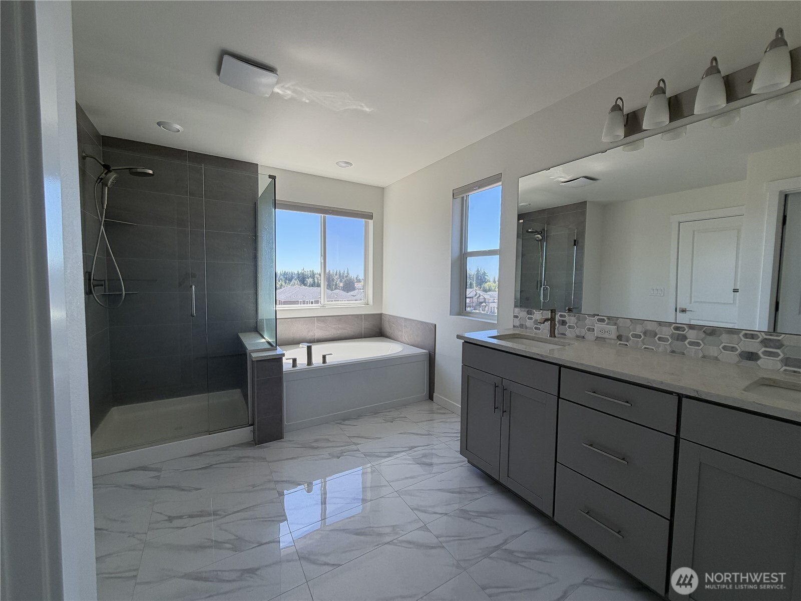 8912 48th Place Ne Property Photo 19