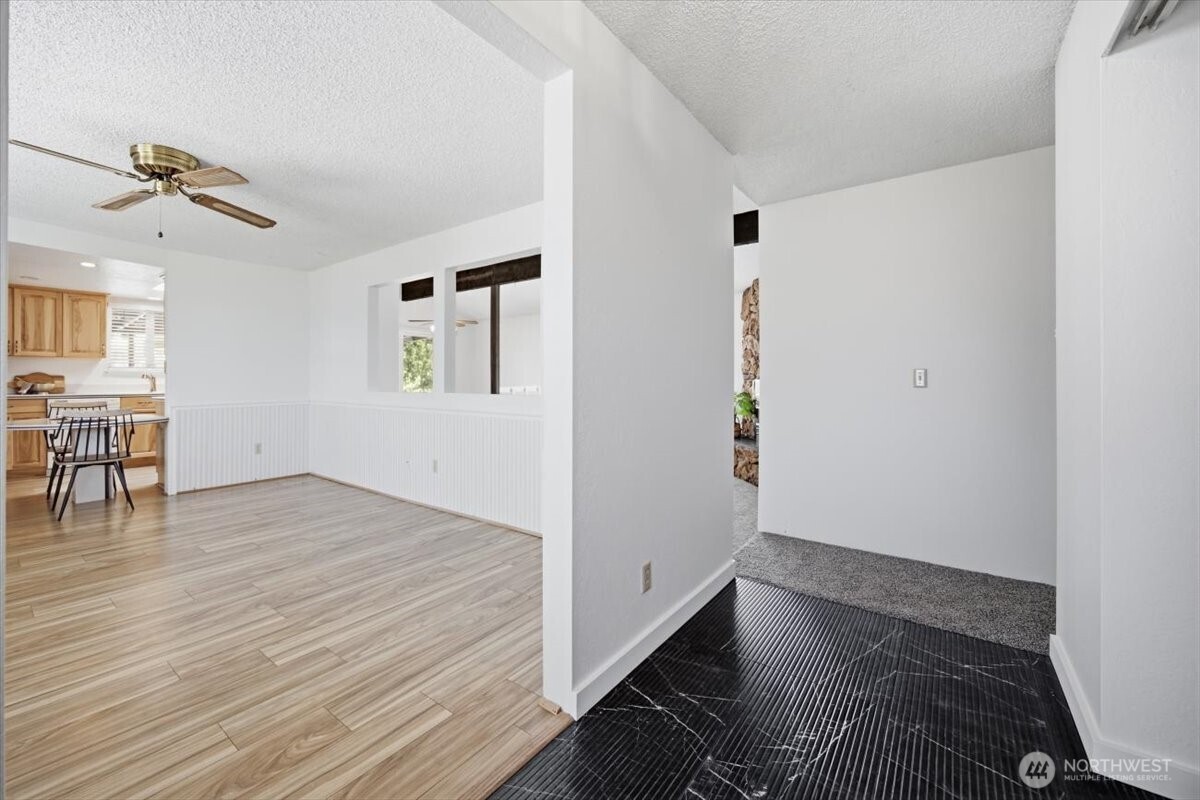 5915 W Victoria Ave Property Photo 2