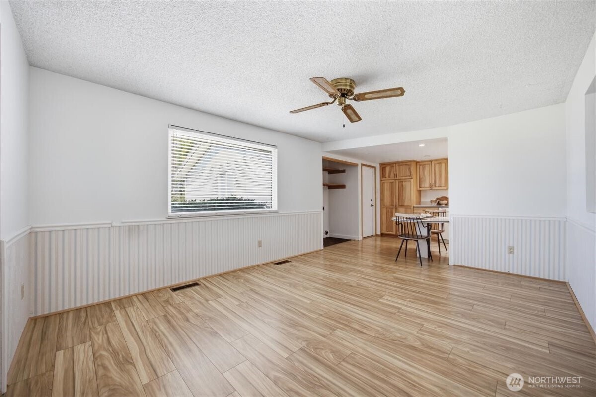 5915 W Victoria Ave Property Photo 4