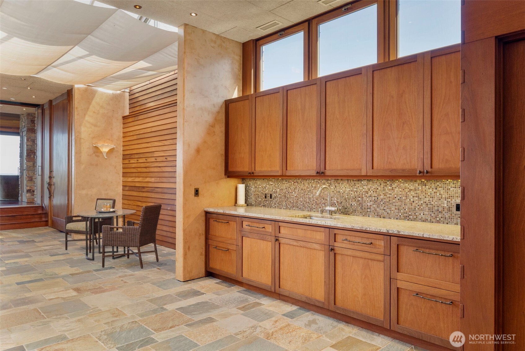 537 Jackson Street Property Photo 8