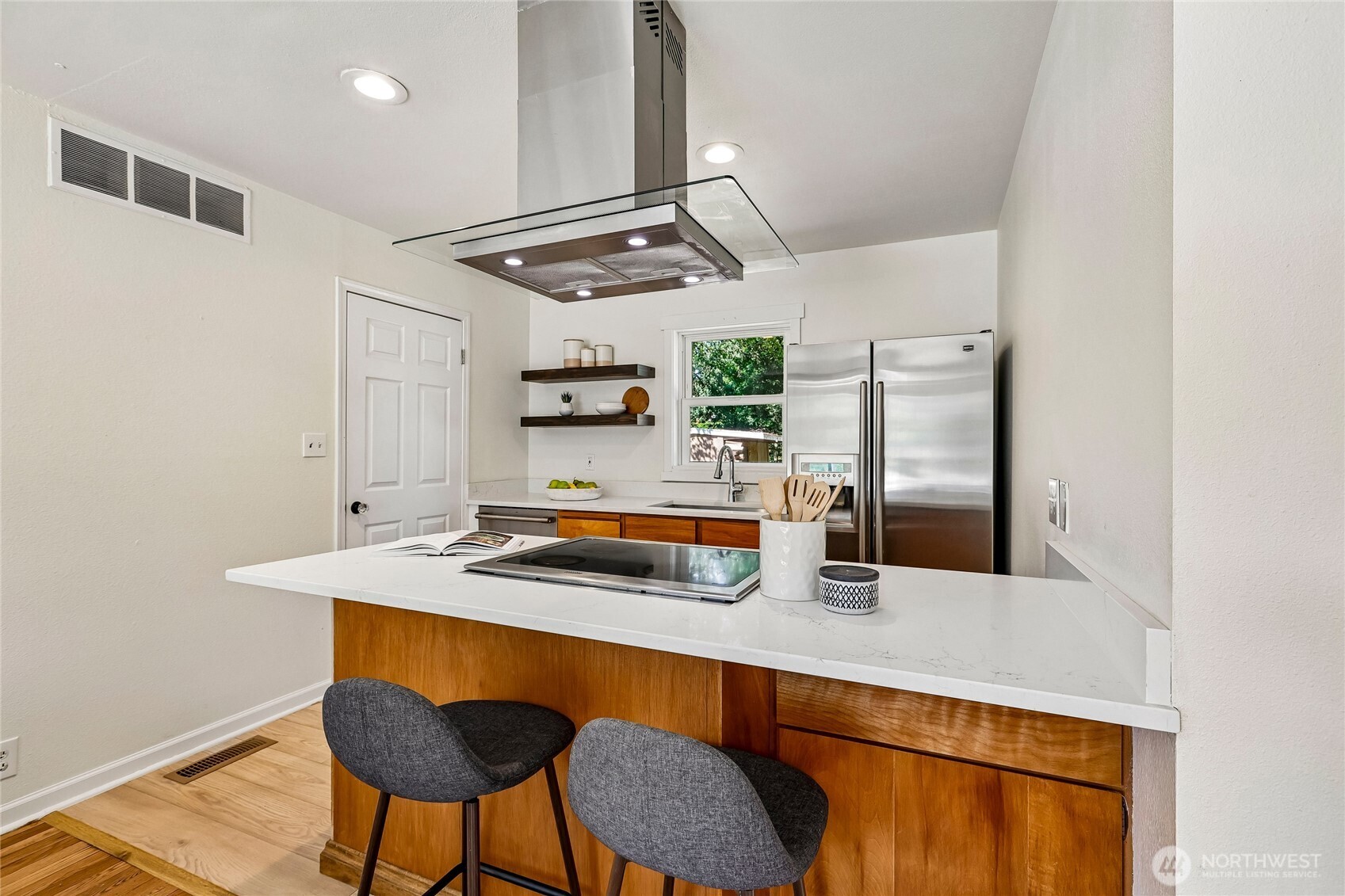 9227 Palatine Avenue Property Photo 7