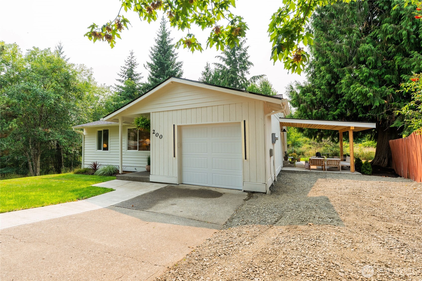200 Saint Helens Way Property Photo 3