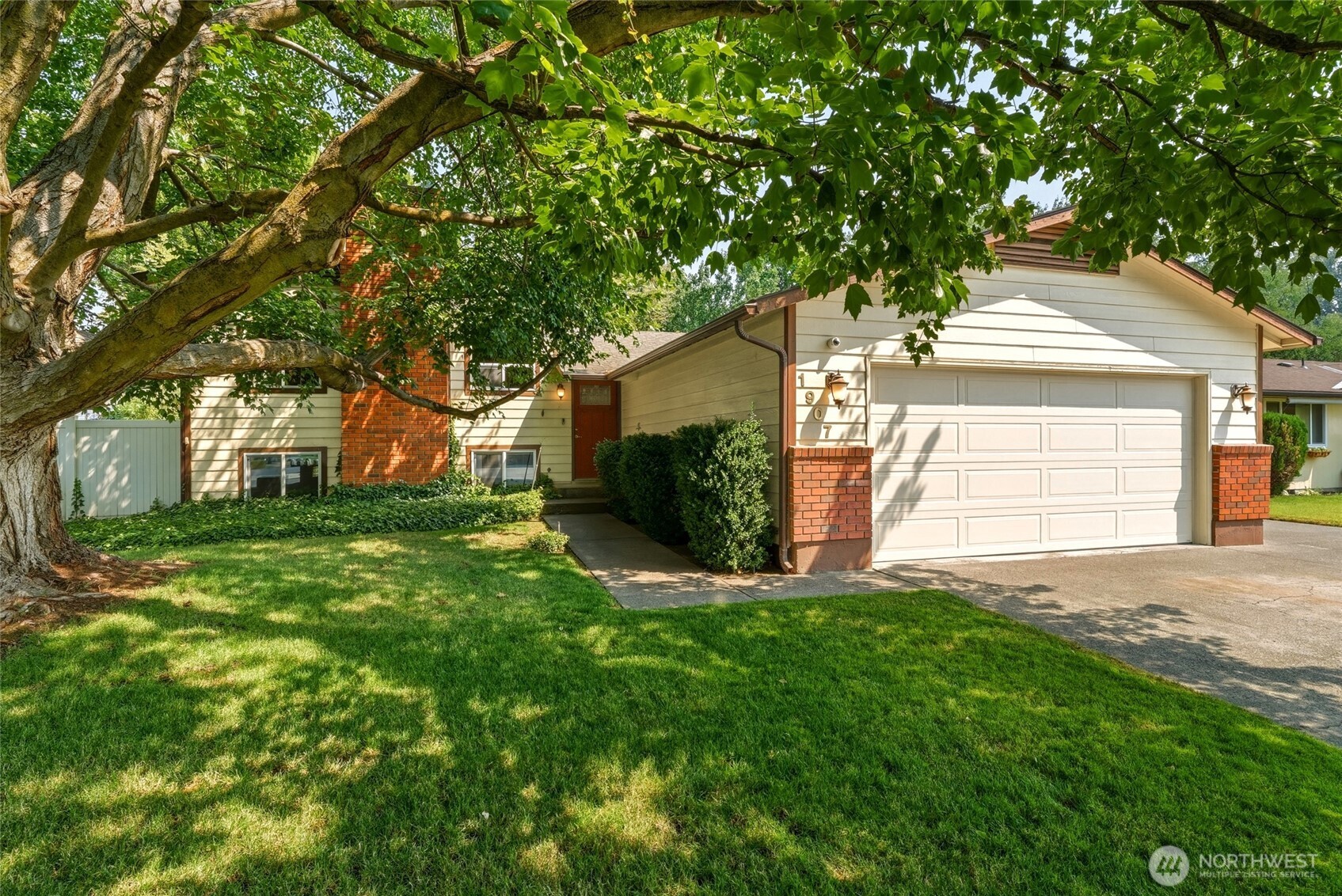 1907 Sunset Drive Property Photo 1