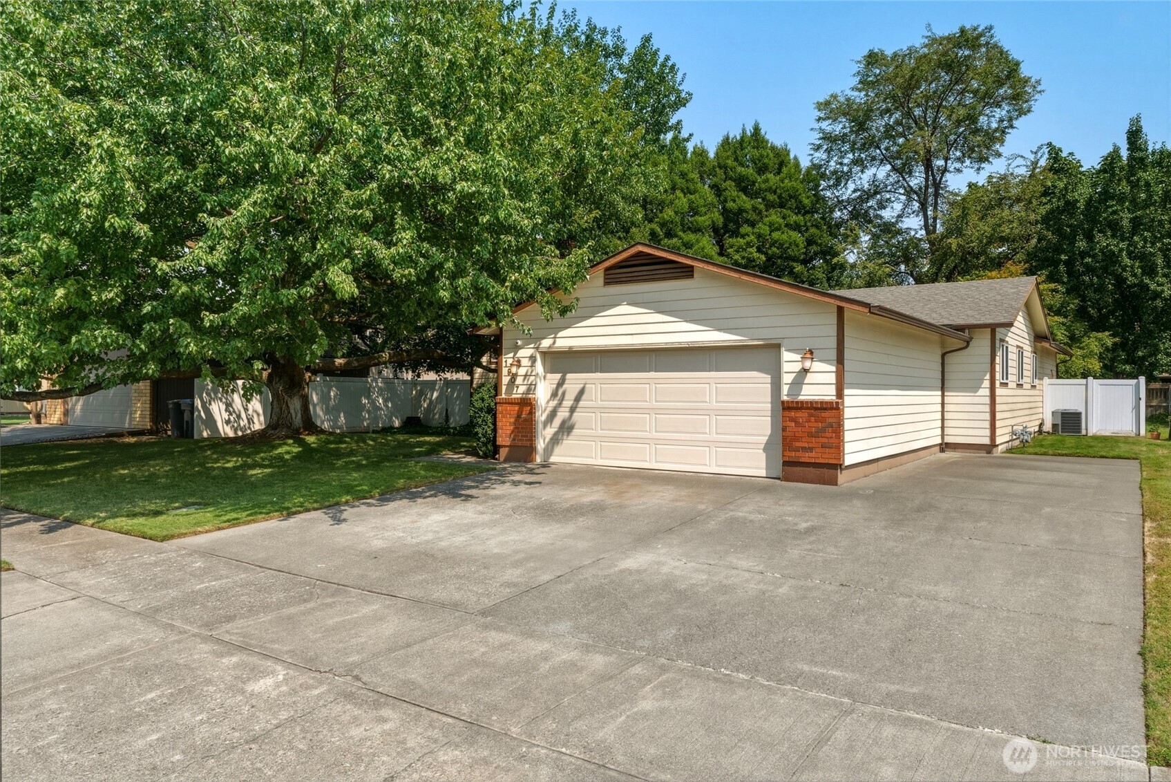 1907 Sunset Drive Property Photo 2