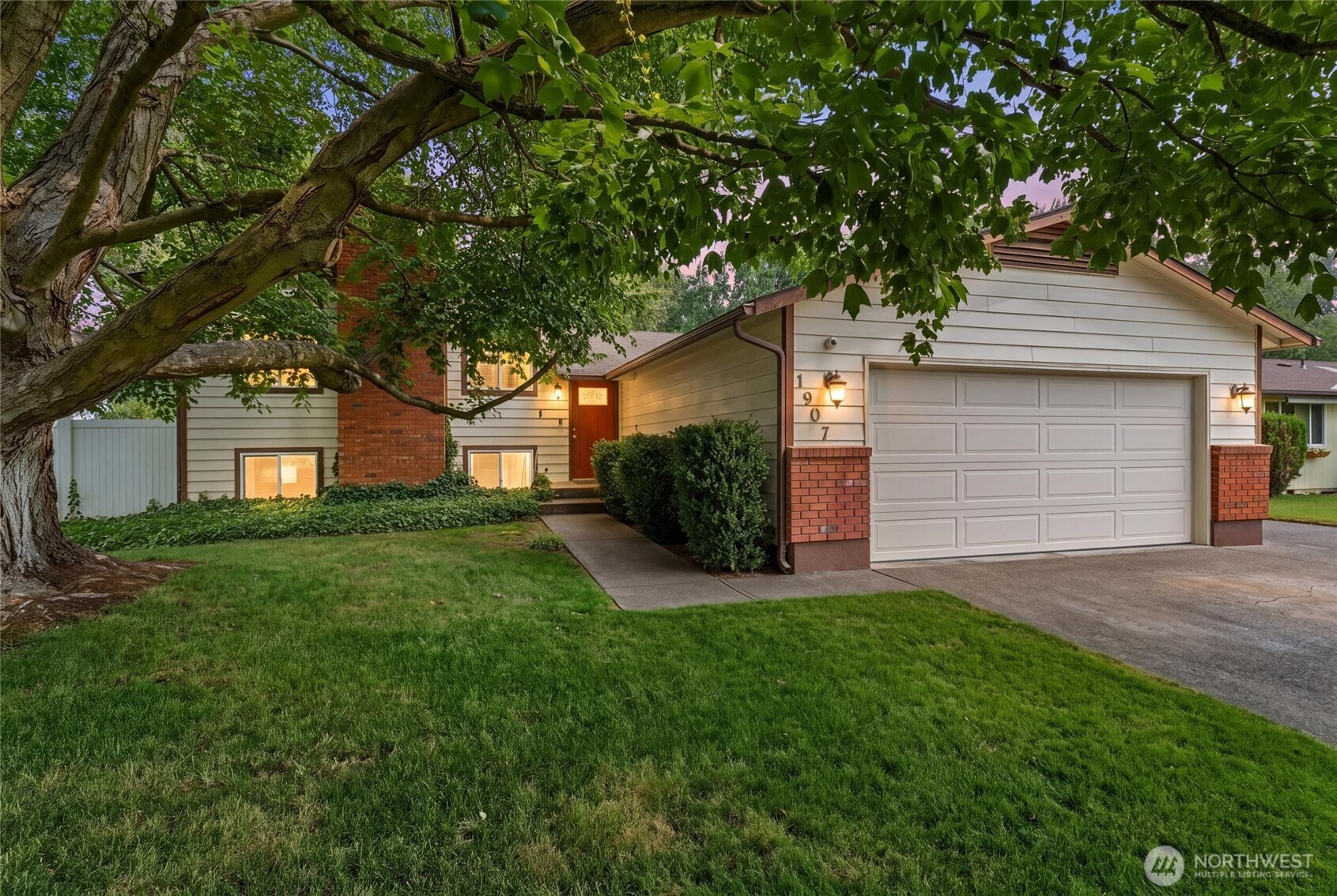 1907 Sunset Drive Property Photo 3