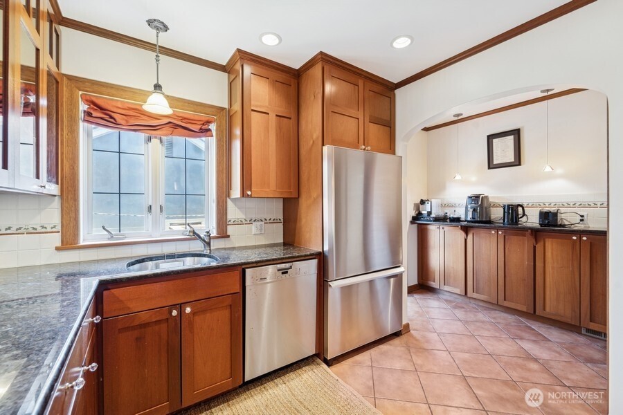 2620 Queen Anne Ave N Property Photo 4