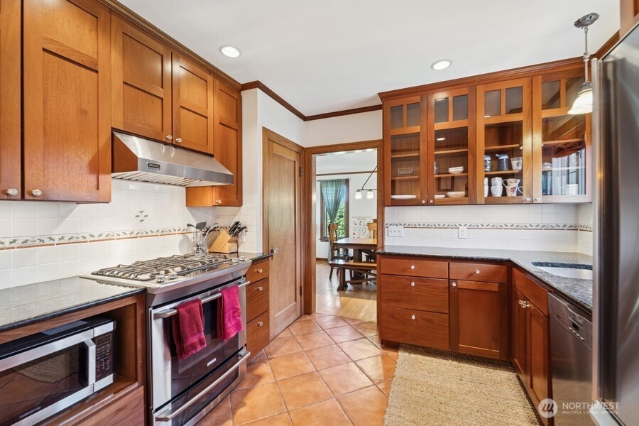 2620 Queen Anne Ave N Property Photo 6