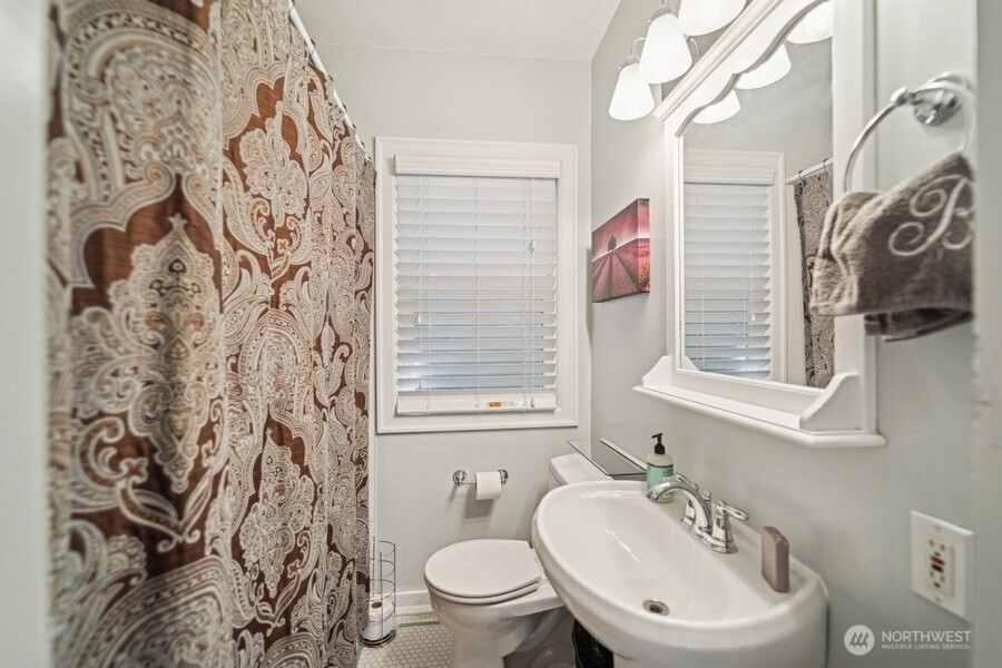 2620 Queen Anne Ave N Property Photo 11