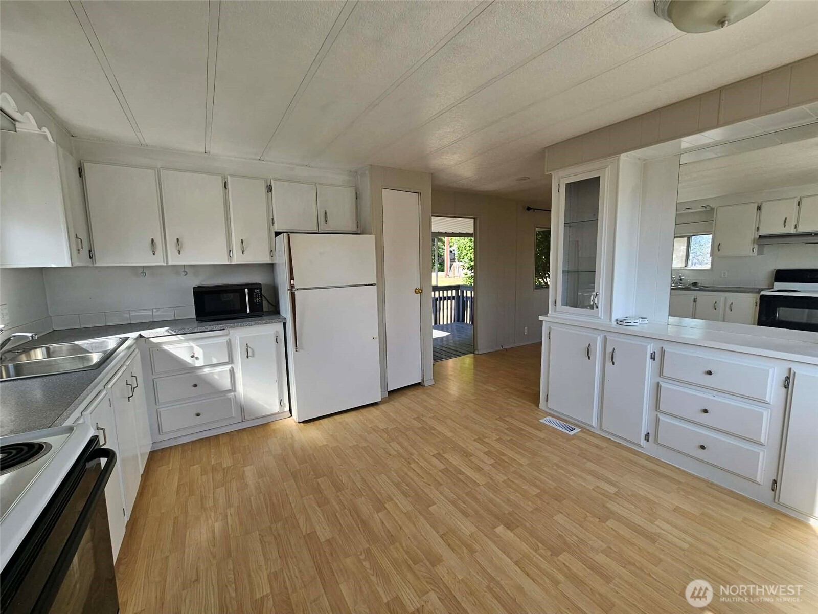 10012 Overlook Drive Property Photo 2