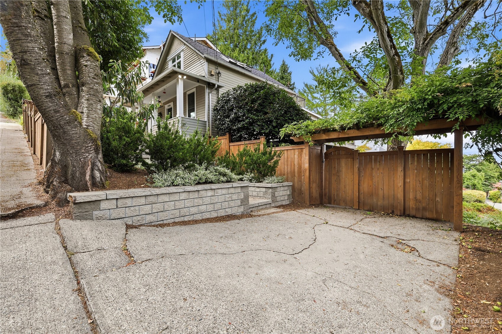2406 E Helen St Property Photo 27