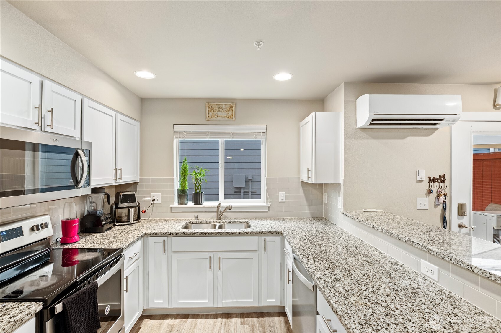211 Norpoint Way Property Photo 5