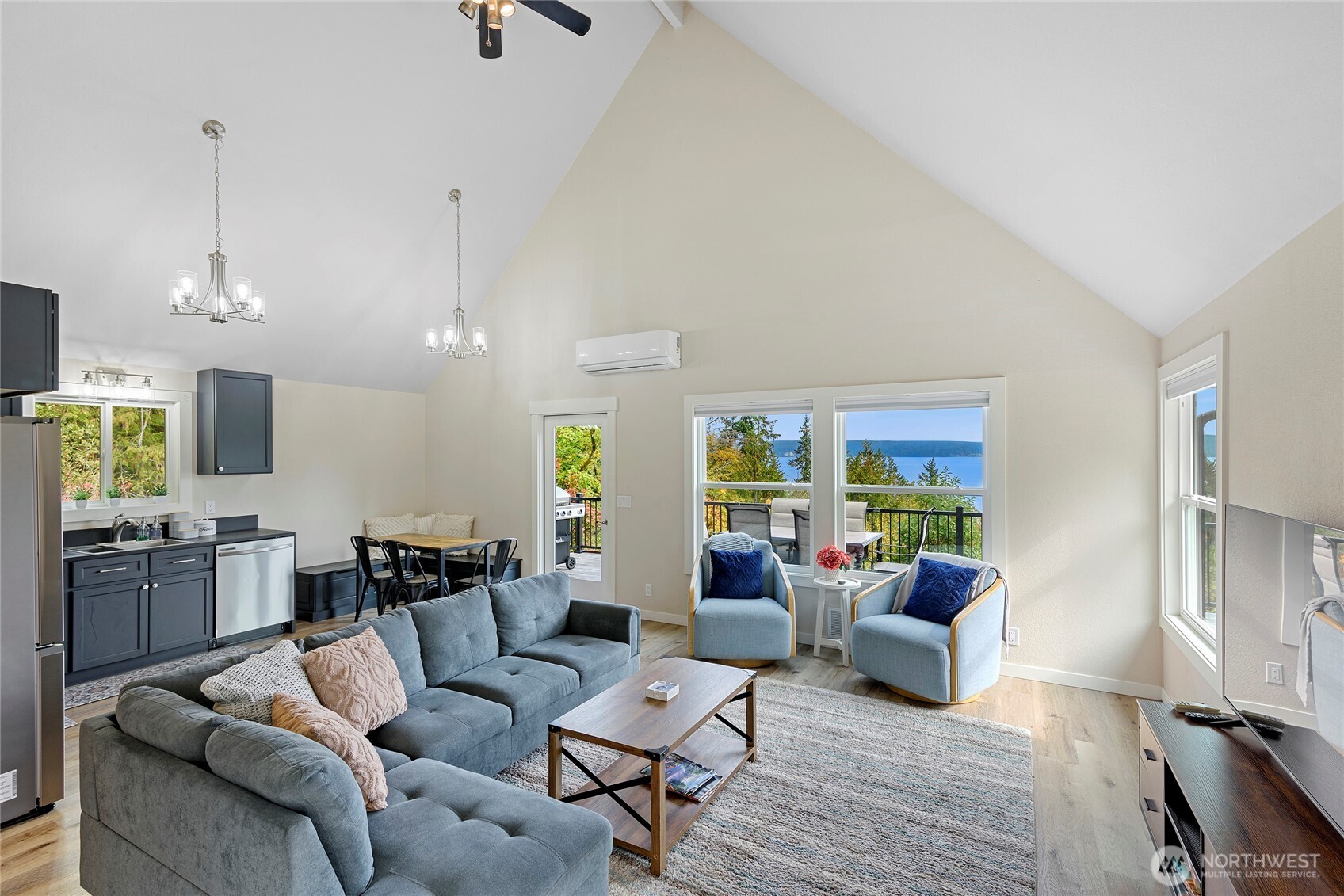 304292 Highway 101 Property Photo 5