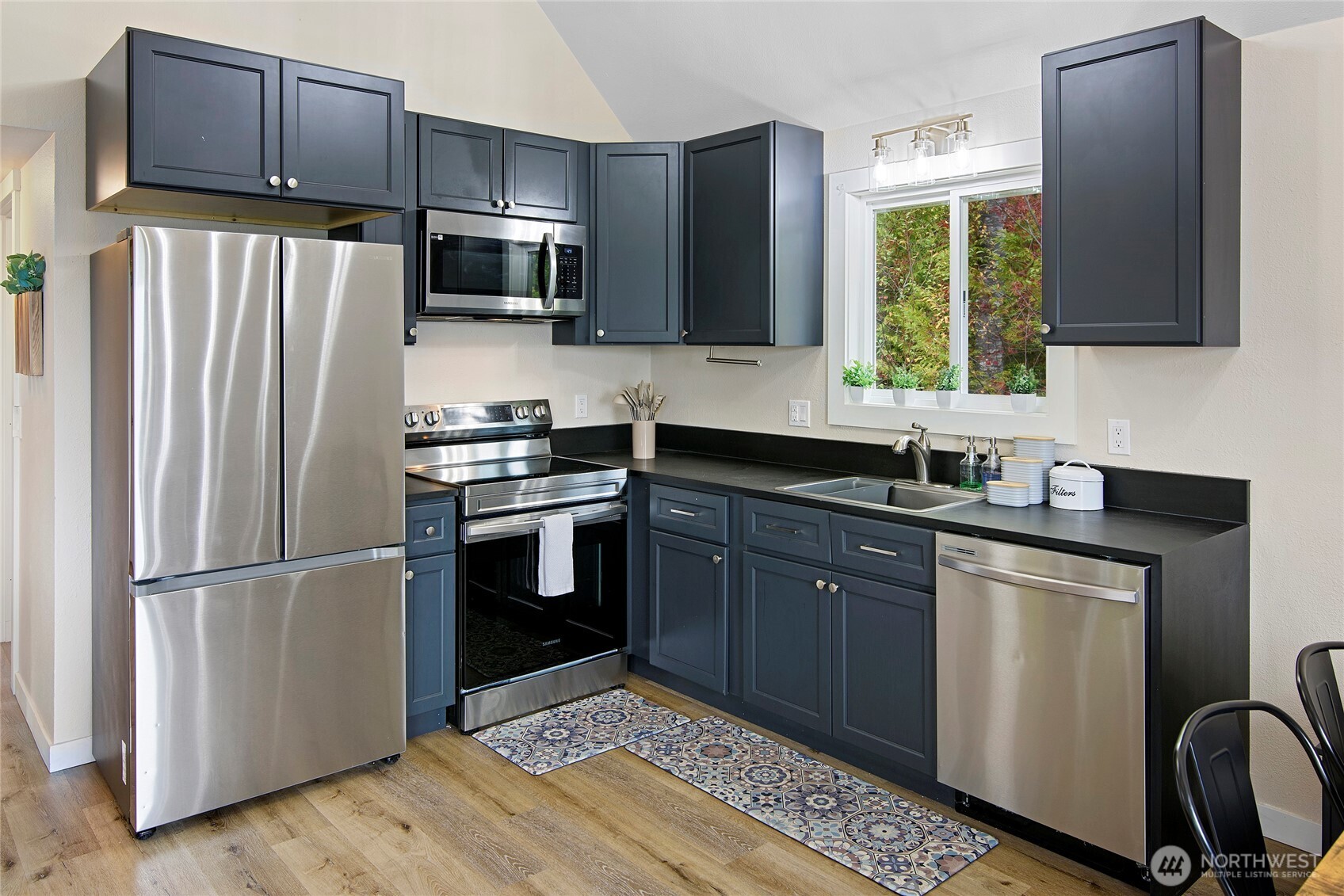 304292 Highway 101 Property Photo 9