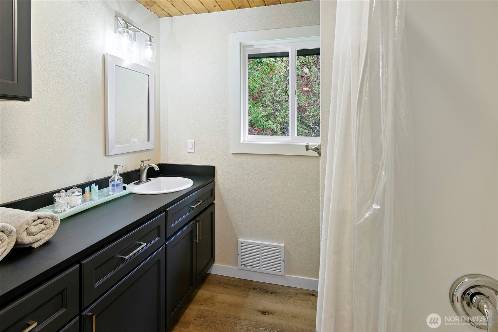 304292 Highway 101 Property Photo 12