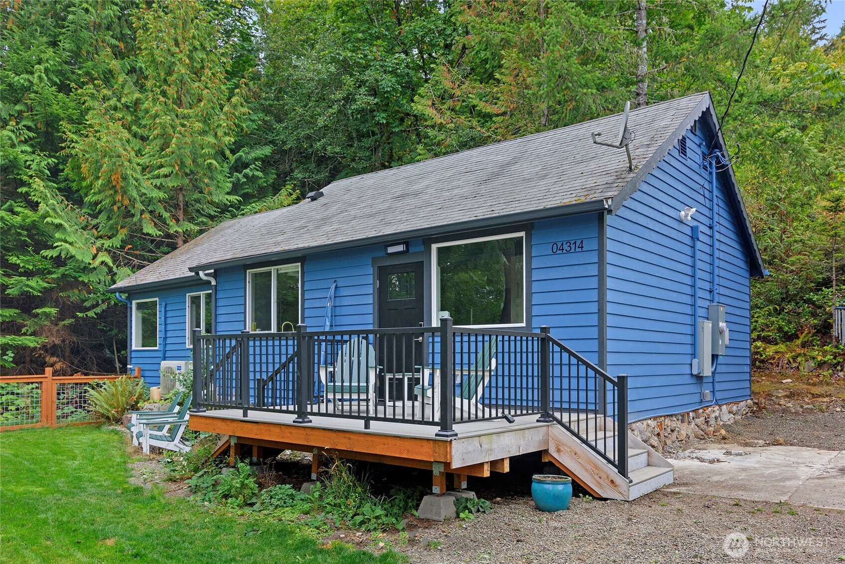 304314 Highway 101 Property Photo 1