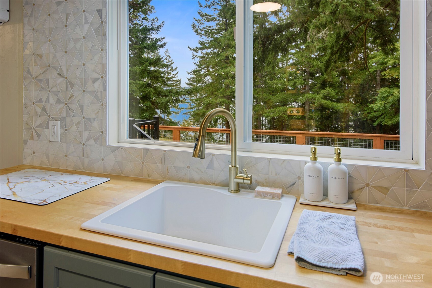 304314 Highway 101 Property Photo 7