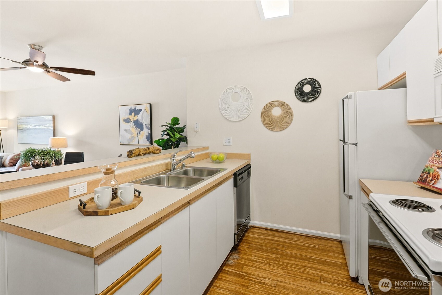 9750 Greenwood Avenue 203 Property Photo 9
